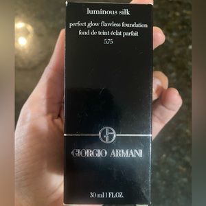 Giorgio Armani LUMINOUS SILK FOUNDATION #5.75 New